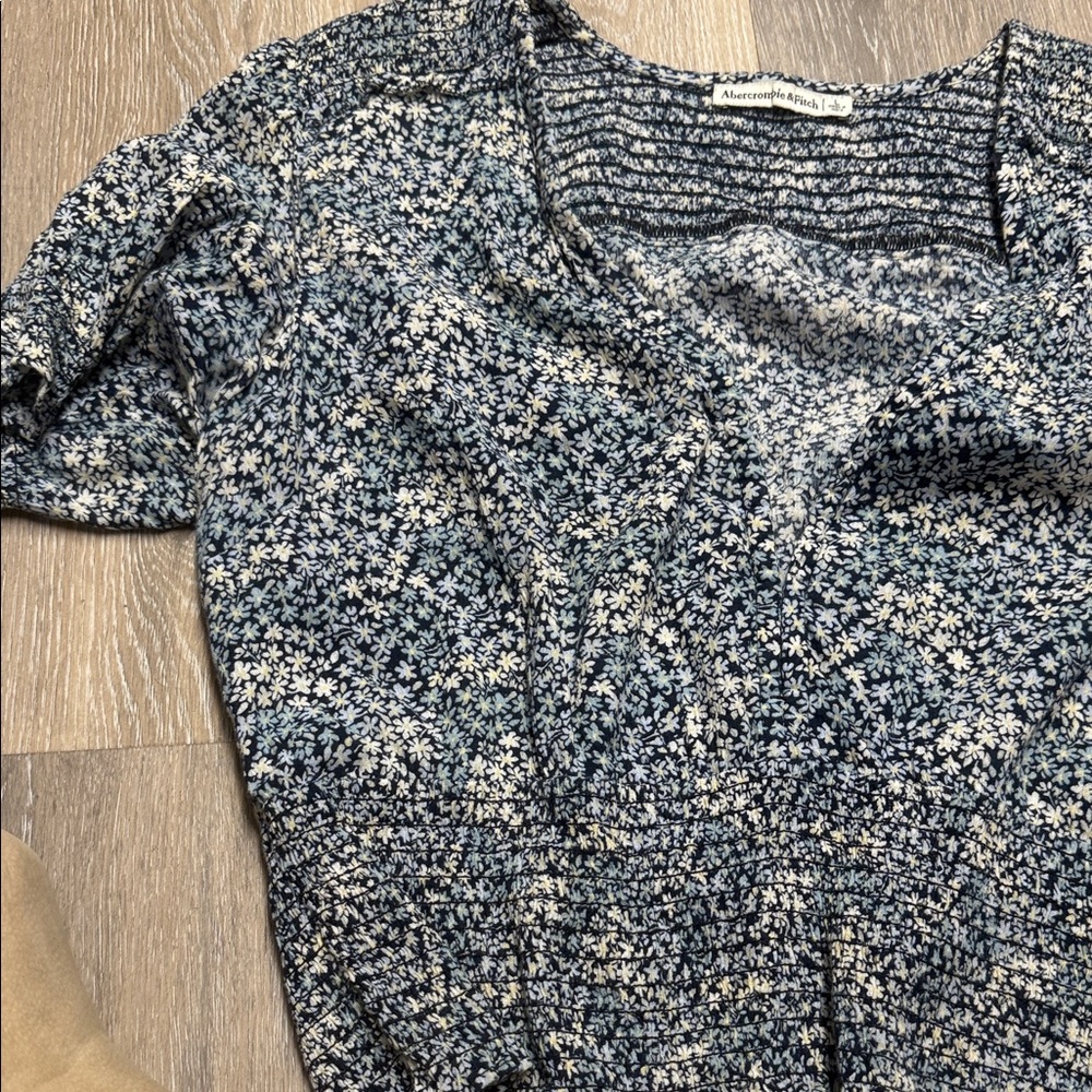 Abercrombie & Fitch Navy and White Floral Blouse size large - Picture 4 of 8